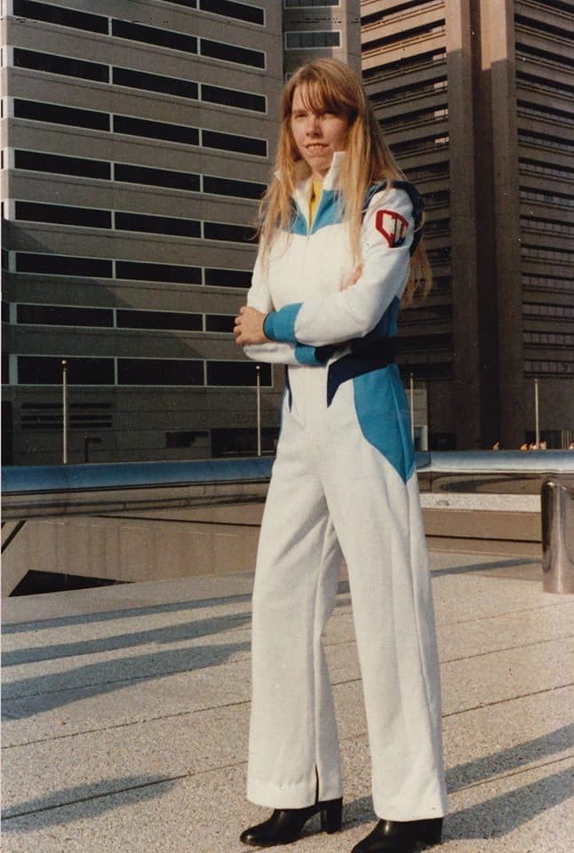 ¿Cómo era el Cosplay en el pasado? Esta galería quizá te sirva como ejemplo. Se trata de la Worldcon de 1983. Sí, una convención de ciencia ficción celebrada en Baltimore, Estados Unidos, hace 35 años. James Kaposztas, quien estuvo presente, compartió una sesión de fotos entre diversos cosplayers asistentes.