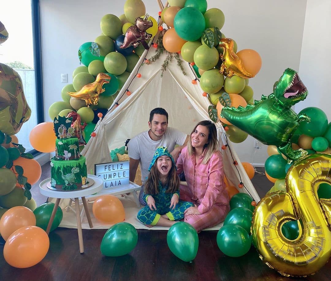 Mariazel celebra el cumpleaños de su hija desde casa y rodeada de dinosaurios