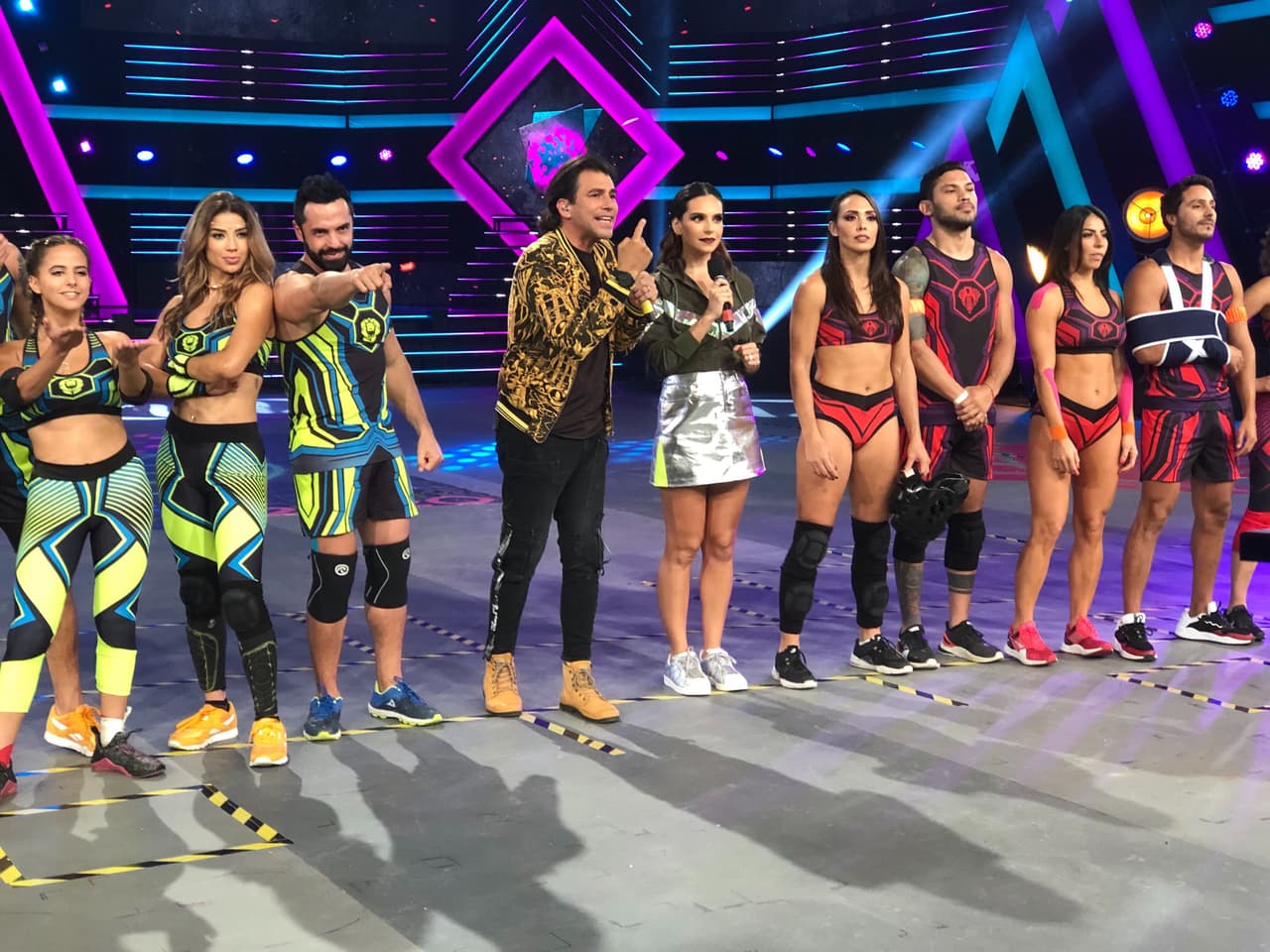 Además se reveló que el lunes entrará una nueva Leona a la competencia, ya que anoche Ella se despidió del programa debido a un compromiso profesional previamente pactado.