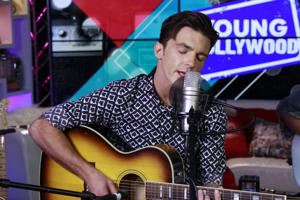 Además de verlo tocar algunas canciones en 'Drake y Josh', también ha salido en presentaciones en vivo de programas de televisión, y no olvidemos que durante el tiempo que vivió en la Ciudad de México hizo uno que otro show callejero improvisado.