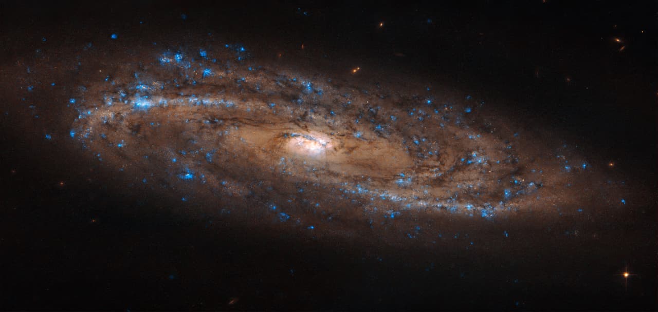 También podemos ver, a veces, una galaxia estirada como NGC 4100.
