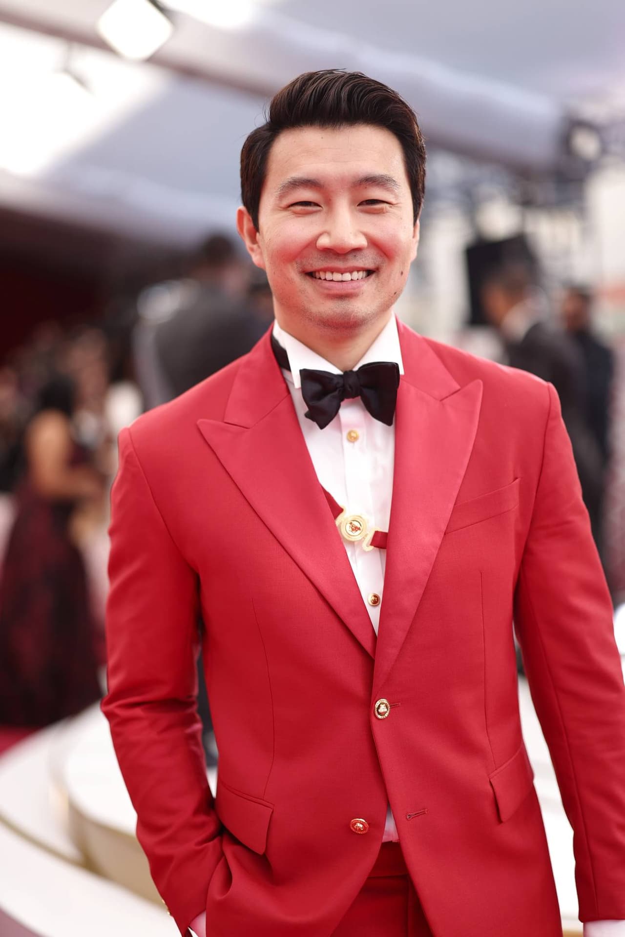 Simu Liu en los Premios Oscar 2022.