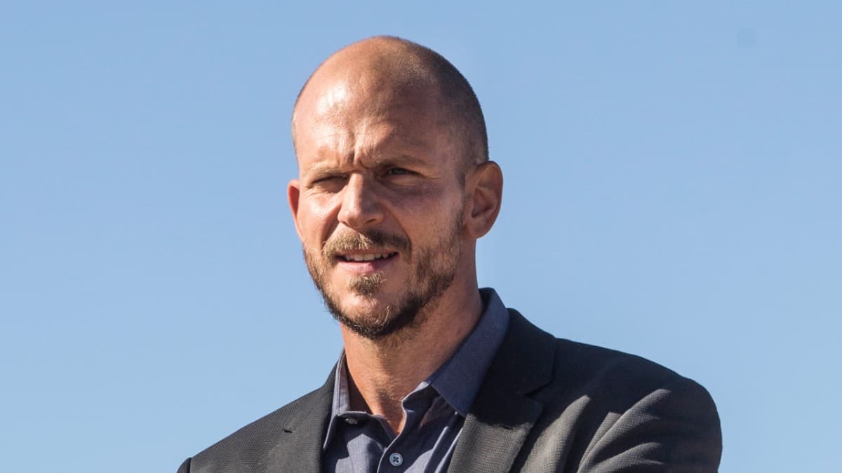 Gustaf, por otro lado, es el actor detrás de Karl Strand en la serie Westworld.