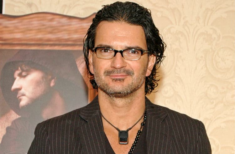 Ricardo Arjona sorprende a una niña con cáncer