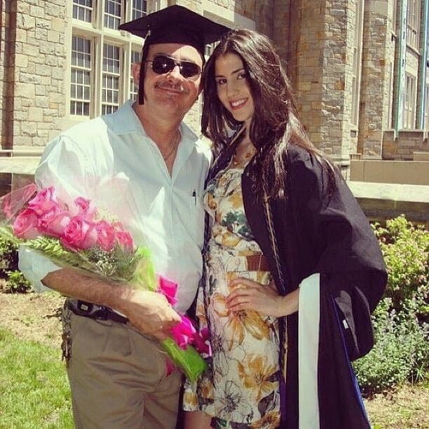 Aunque su madre es dominicana y su papá es puertorriqueño, ella nació en Puerto Rico, pero se crió en Nueva York.