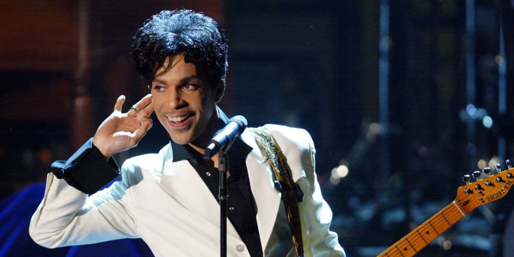 8. Prince: El cantante solicita que un doctor le inyecte vitamina B12 antes de cada performance.