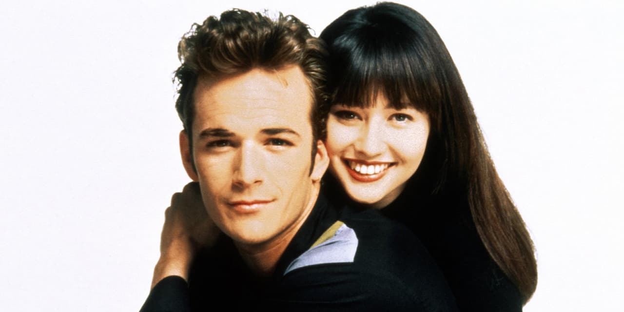 Empecemos con Luke Perry, quien daba vida a Dylan en Beverly Hills 90210. Lo acompaña en la foto Shannen Doherty (Brenda).