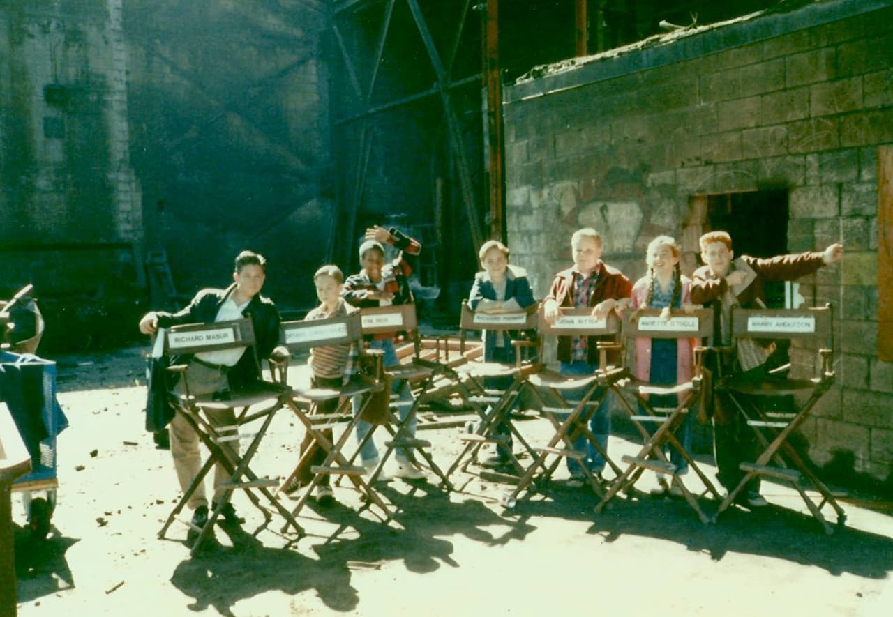 Las escenas de teatro tuvieron mucho tiempo muerto de espera que fue aburrido para los niños extras. Tim Curry a menudo subía al escenario disfrazado y cantaba con los niños, la mayoría de los cuales no sabían quién era. Pensaban que en realidad era un payaso contratado para entretenerlos.