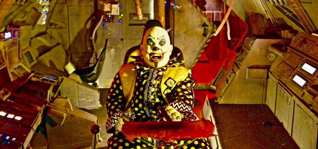 Aliens, Clowns, Geeks: Un actor desempleado quien por casualidad se cruza con la llave del universo, termina involucrando en una guerra intergaláctica entre payasos y extraterrestres. Una desatada y explosiva farsa donde el ambiente siempre es delirante, los excesos intrépidos y el sexo con pulsaciones tántricas.