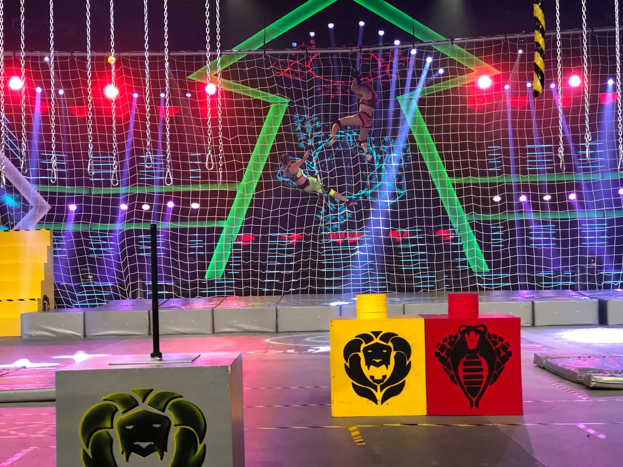 Esta noche se estrenó el circuito llamado 'Túnel de aros', el cual se jugó por equipos de seis guerreros cada uno.
