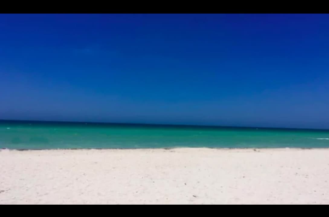 Pon mucha atención, ¿Es una playa? ¿Es una puerta azul sobre un escalón de cemento? ¿Qué es?
