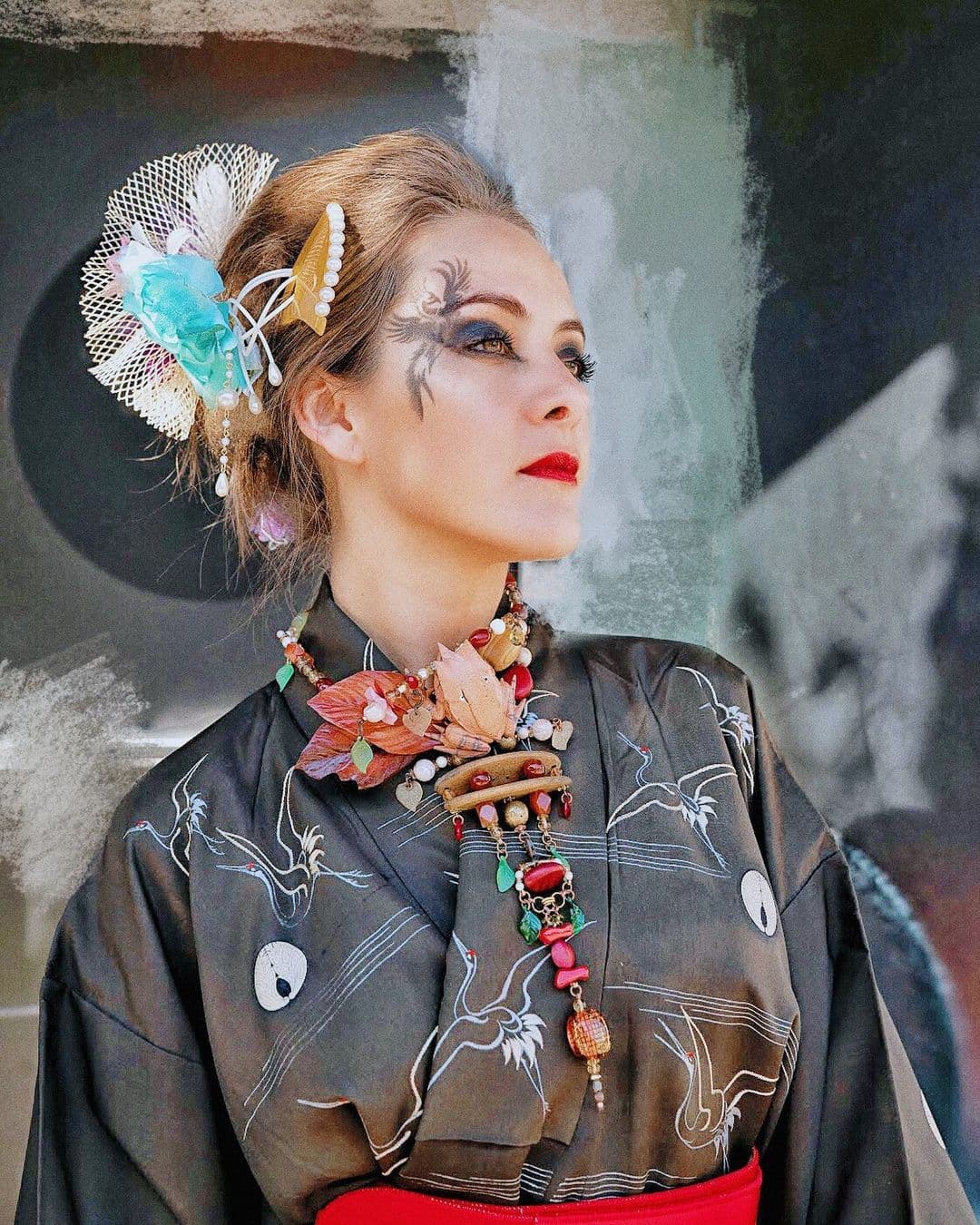 Carolina Ayala ha grabado los diálogos de muchos personajes, hizo una sesión de fotos con un bonito kimono y parece salida de un anime.