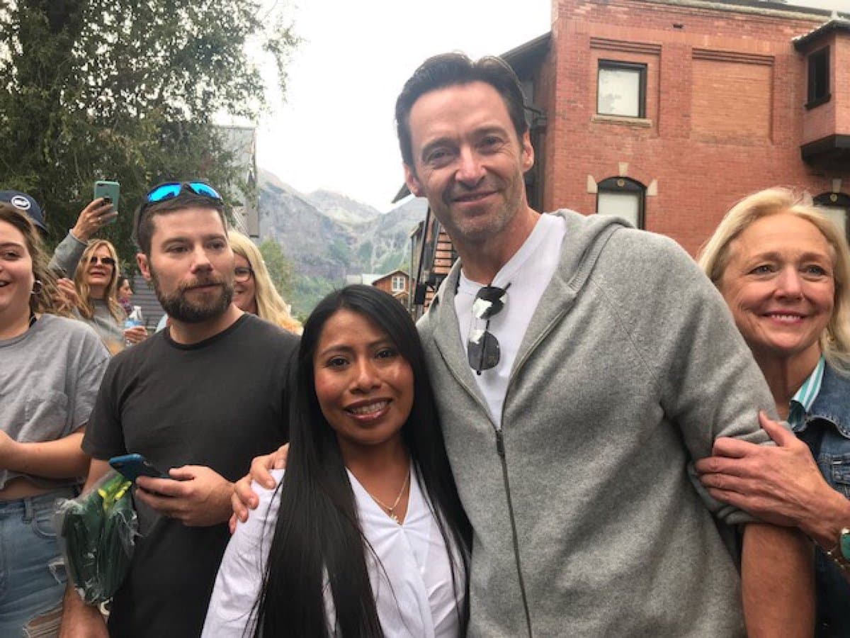 Es Hugh Jackman, Wolverine en persona, quien luce como si hubiera conocido a una heroína.