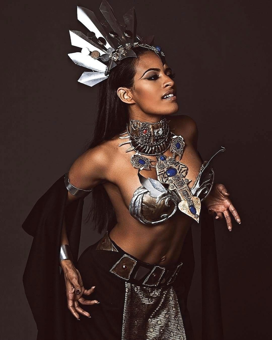 Le queda muy bien el cosplay de La Reina de los Condenados.