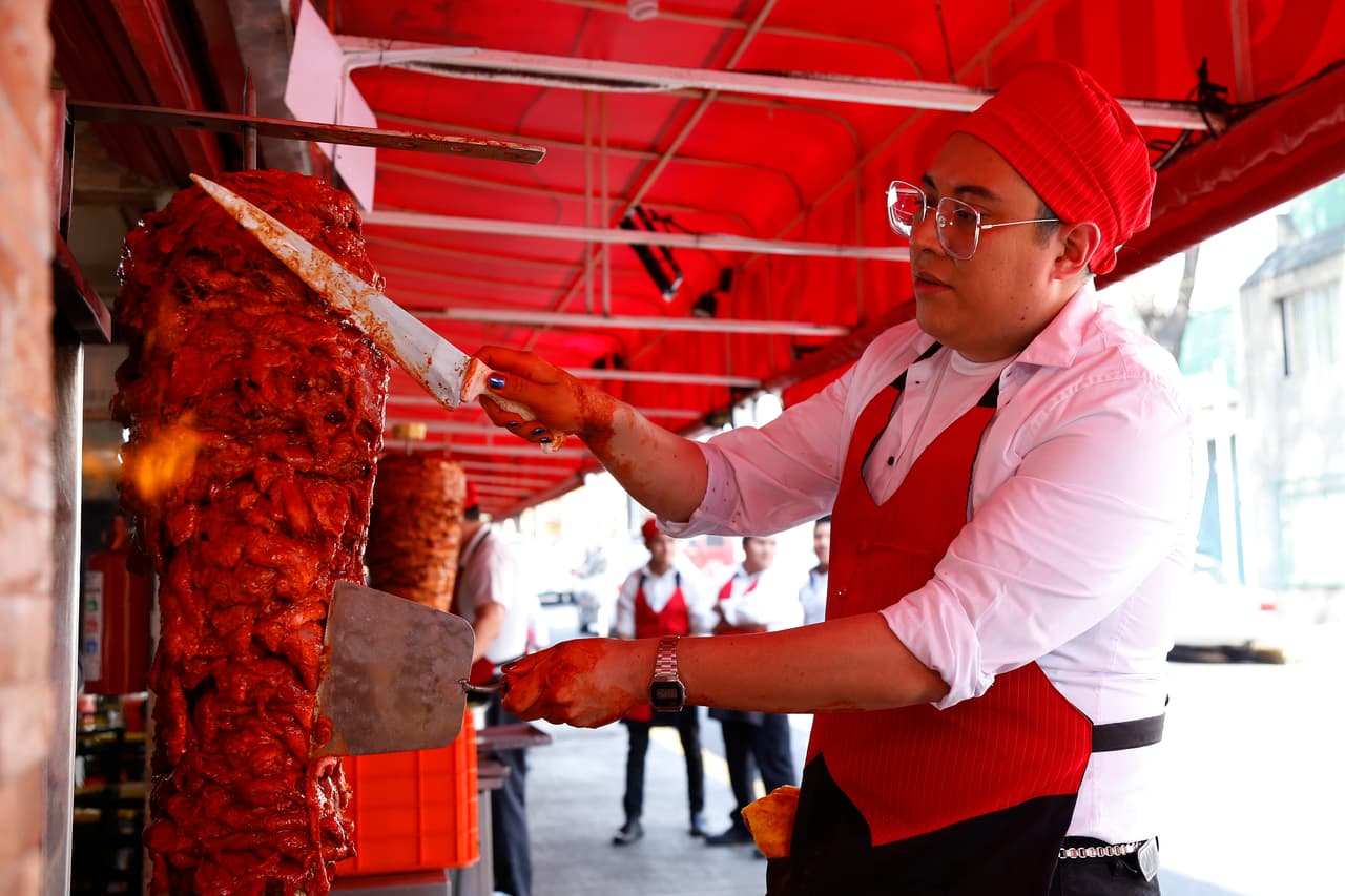 Preparó la carne del trompo de pastor ese día.
