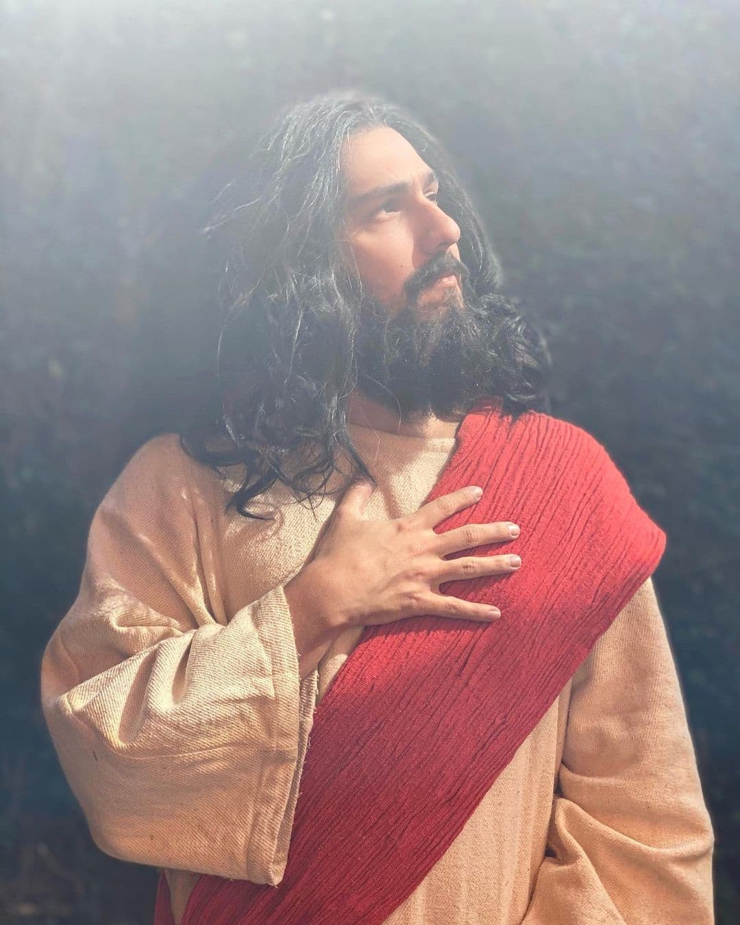Jerry es un actor conocido por su trabajo en Backdoor de Comedy Central, donde interpreta a diferentes personajes. Seguramente has visto alguno de estos videos en YouTube o Facebook.