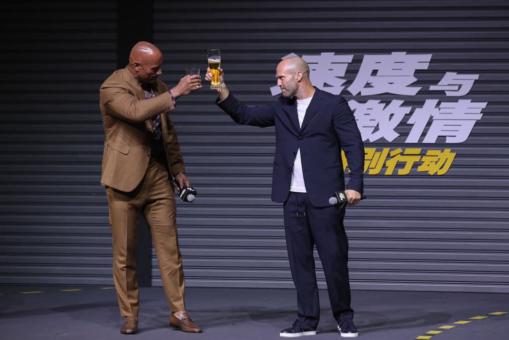 Pero todo se terminó y Johnson ya no saldrá en la novena entrega, pero hizo un spin-off. Aquí el ex luchador brindó con Jason Statham en la conferencia de prensa de 'Fast & Furious: Hobbs & Shaw', el 5 de agosto de 2019 en Beijing, China.
