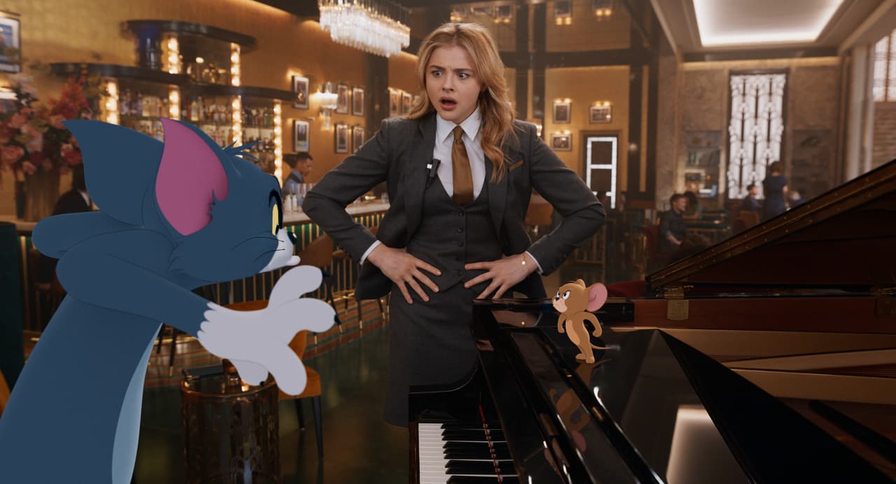 El elenco cuenta con Chloë Grace Moretz (“Buenos vecinos 2”, “La familia Addams”), Michael Peña (“Cesar Chavez”, “Escándalo americano”, “Ant-Man”), Rob Delaney (“Deadpool 2”, “Fast & Furious: Hobbs & Shaw”), Colin Jost (“Como ser soltera”, “Saturday Night Live”) y Ken Jeong (“Crazy Rich Asians”, “¿Qué pasó anoche?”, “Transformers: la oscuridad de la luna”) protagonizando la historia.