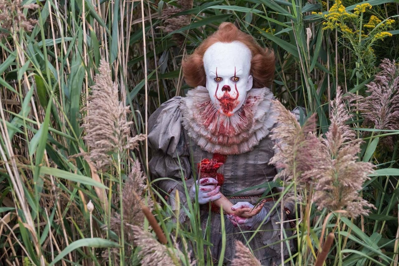 It: Capítulo II es el regreso de Bill Skarsgard al rol de Pennywise. Sin embargo, su familia suele darnos personajes que podríamos describir como extravagantes.