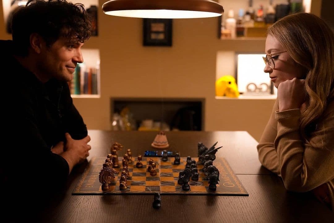 “Solo enseñándole a mi querido Henry como jugar ajedrez, ¿o él me habrá dejado ganar?”, escribió Natalie, mientras que Henry añadió: “Este soy yo mirándome tranquilamente confiado poco antes de que mi hermosa y brillante amor Natalie me destruya en el ajedrez”.