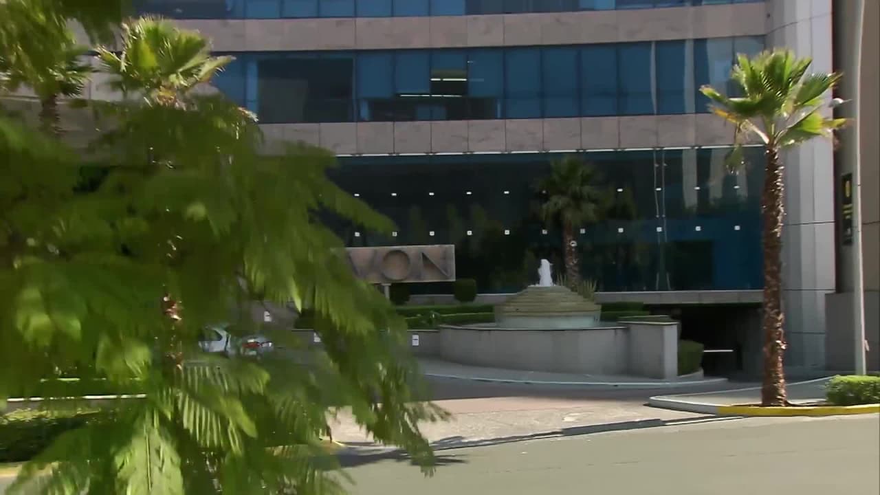 Una familia con suerte 1/2 28: Vicente expone un video comprometedor de Pancho