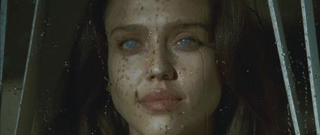 Jessica Alba protagoniza 'Los Ojos del Mal', la versión gringa que se estrenó a principios de 2008. Aunque no se desviaron mucho de la historia, la recepción general no fue tan buena, muchos críticos dijeron que le faltaba dar buenos sustos, cosa que sí logra la original.