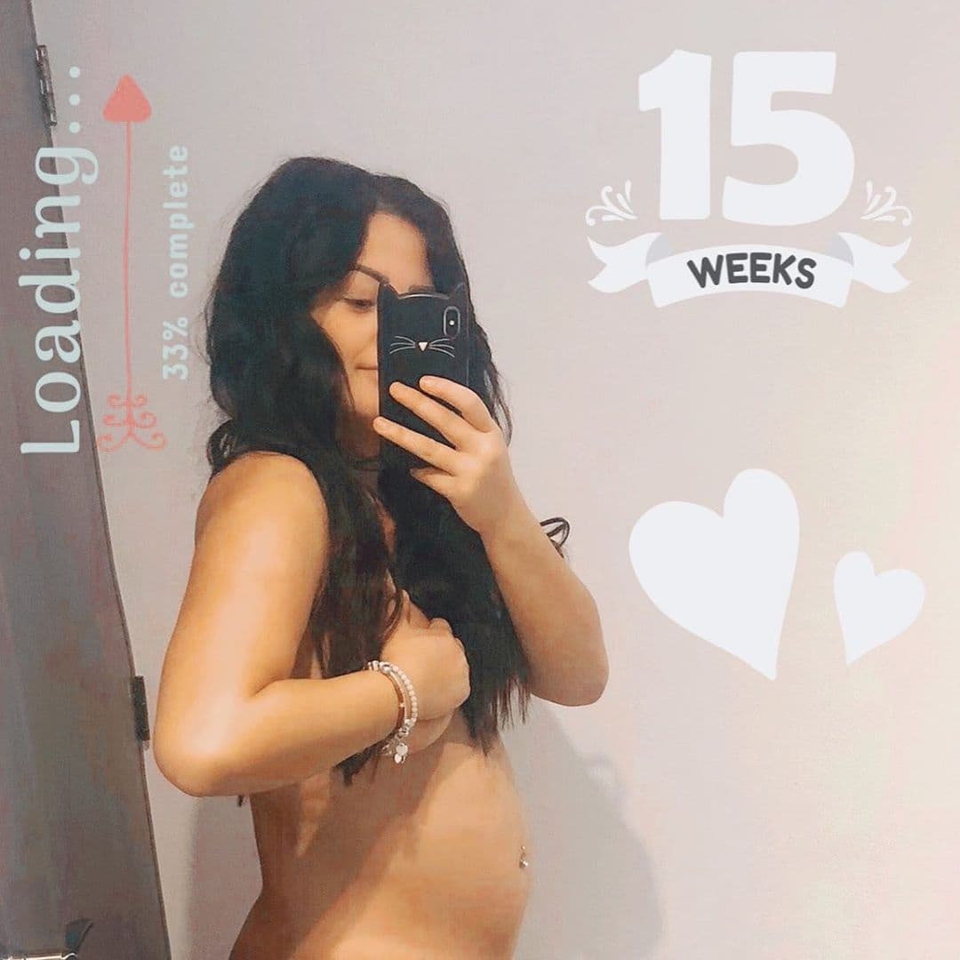 Ya con 15 semanas, Echeverría compartió esta selfie desnuda, donde cubre su pecho derecho, para presumir cómo está cambiando su cuerpo.
