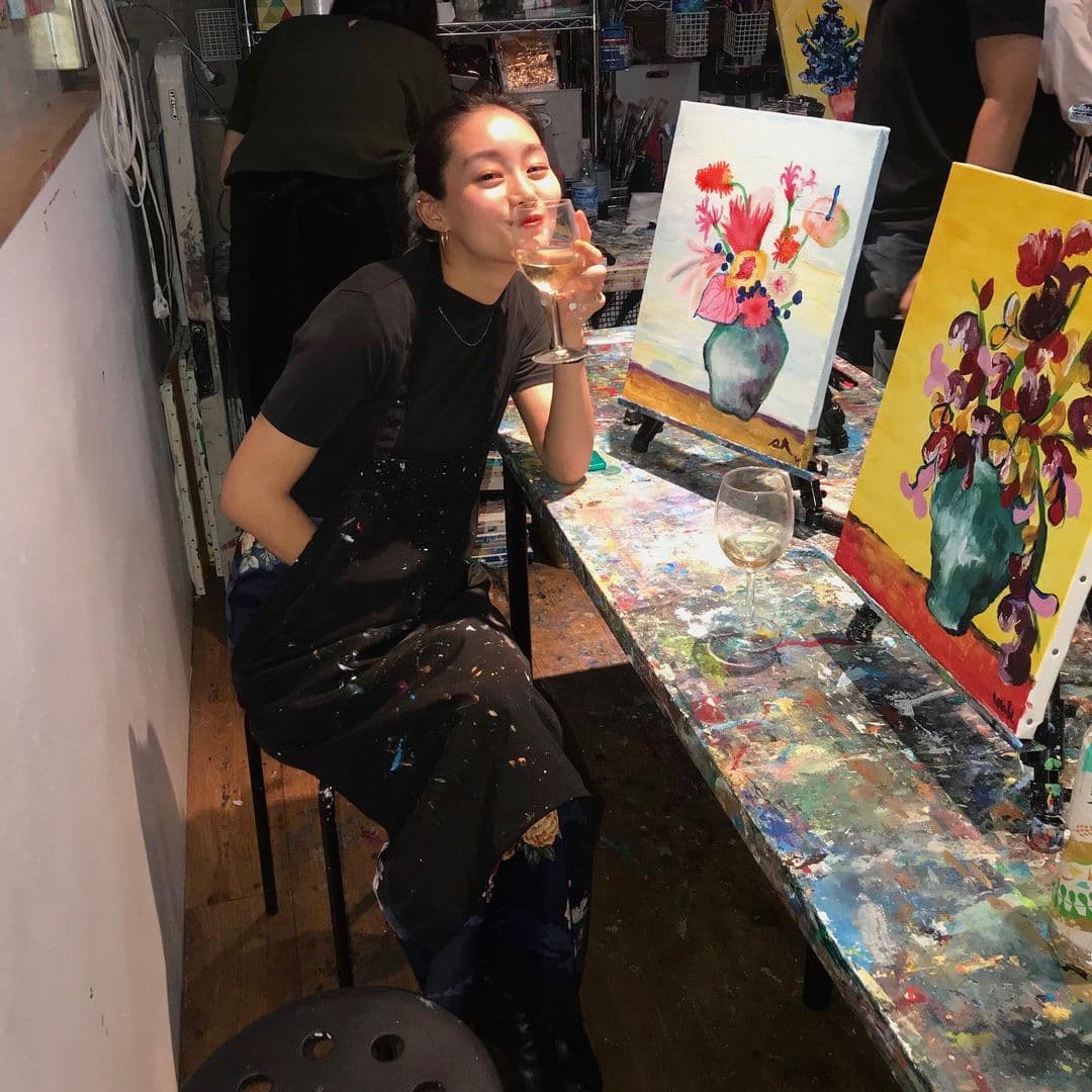 Le encanta tomar fotos, escuchar música, pintar y tocar la guitarra. “Mi primera clase de pintura… se me agotó el tiempo, pero todavía estoy muy feliz y probablemente muy borracha en esta foto (porque nuestro increíble sensei nos dijo: ‘cuando más bebes, mejor es el arte’)”, escribió en Instagram en septiembre pasado.