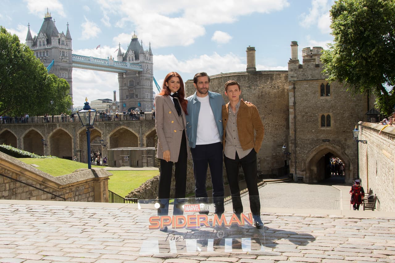 En esta sesión Zendaya acompañó a sus coestrellas Jake Gyllenhaal y Tom Holland. Pero los fans notaron un detalle peculiar: es pelirroja.