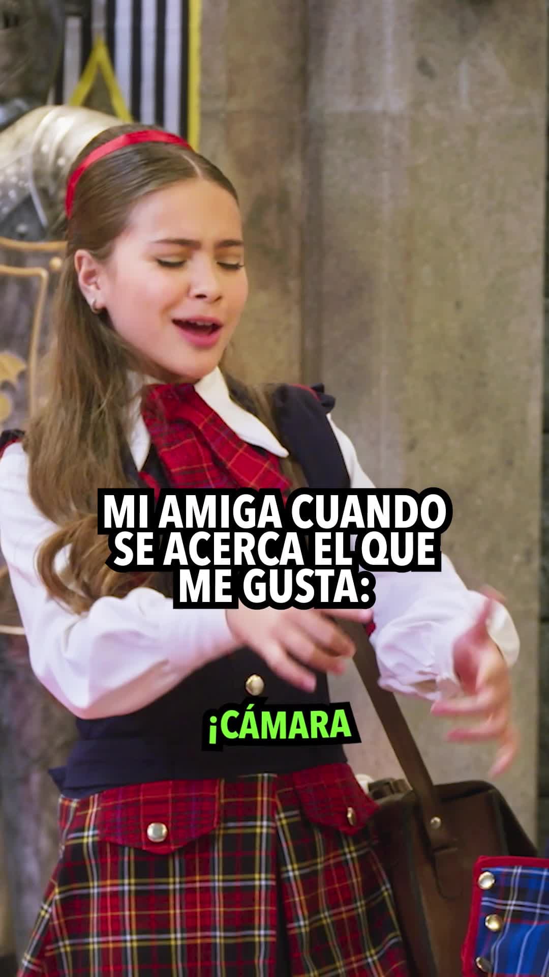 Mi amiga cuando se acerca el que me gusta.