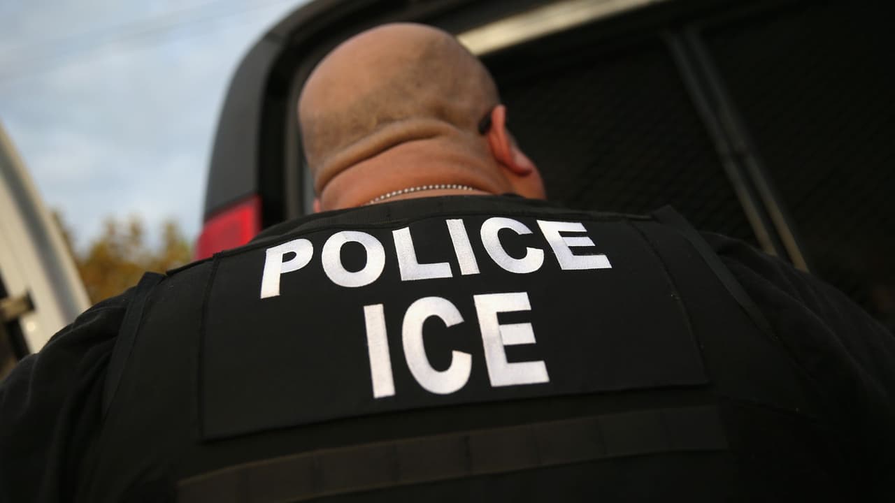 Agente de ICE es acusado de aceptar sobornos para retirar órdenes de detención migratoria de indocumentados