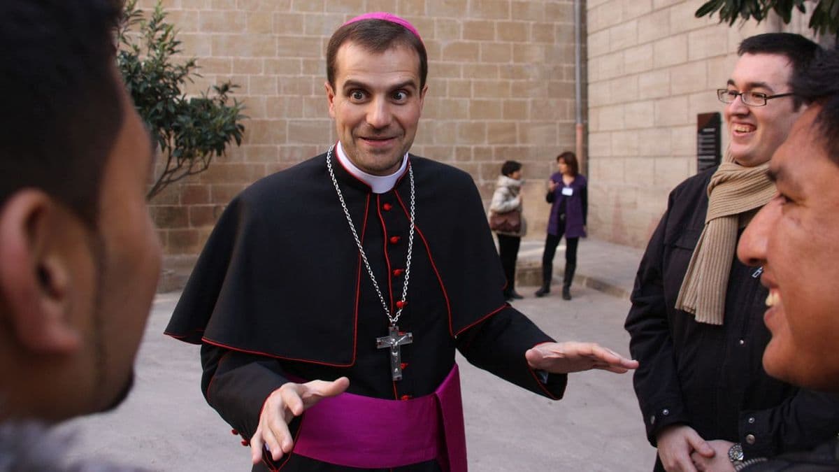 Obispo renuncia a la iglesia para casarse con una escritora de novelas satánicas
