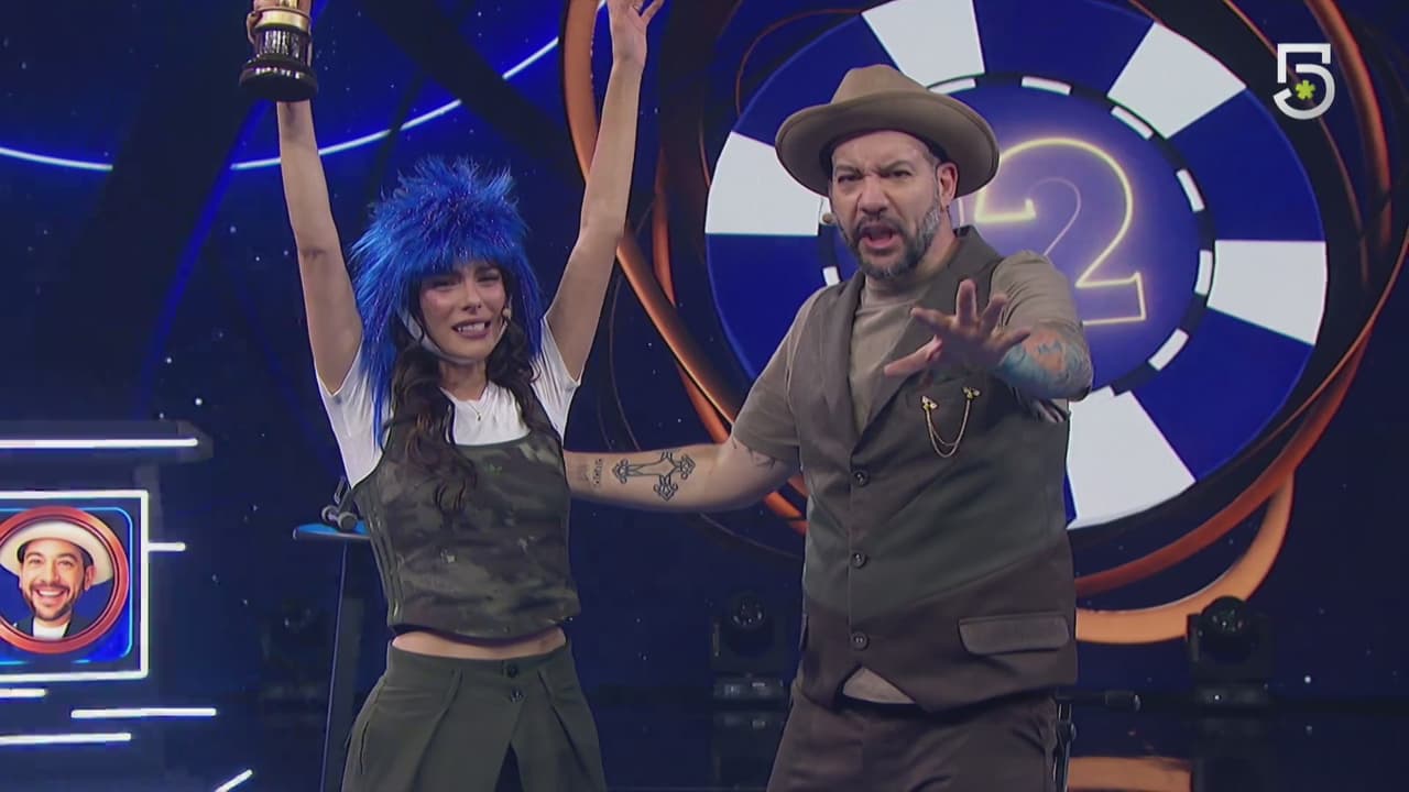 ¡La mejor metalera! Oka Giner demuestra su talento en 'Me Caigo de Risa' y 'rompe' una guitarra en el escenario