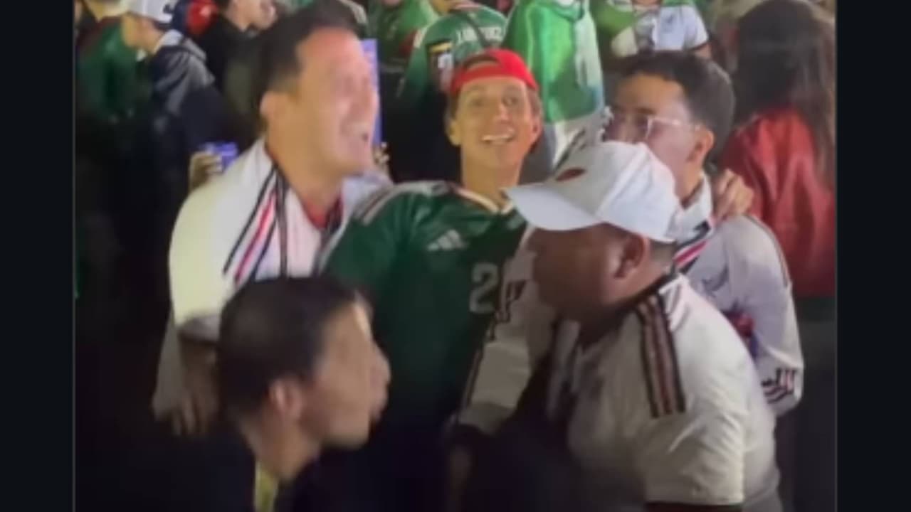 ¡A volar! Tilón fue lanzado por aficionados mexicanos tras gol de Mateo Chávez 