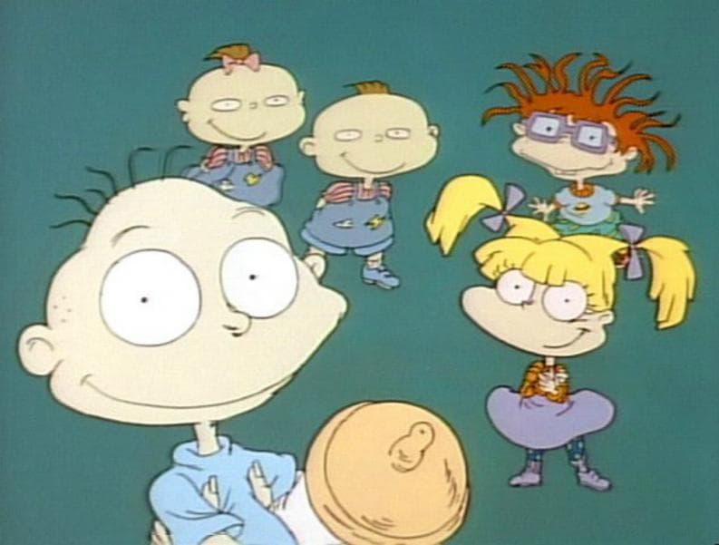 'Rugrats' se podría traducir como chiquillos, mocosos o algo por el estilo, por eso al principio se usó 'Aventuras en Pañales', pero después se dejó el título original