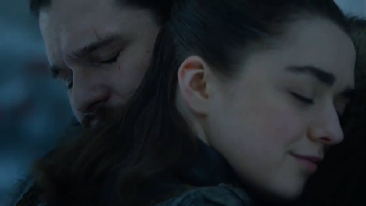 El reencuentro entre Arya y Jon fue enternecedor. Además, la más joven entre los Stark le dice que aún conserva su espada y que, con Aguja, ha matado a una que otra persona.