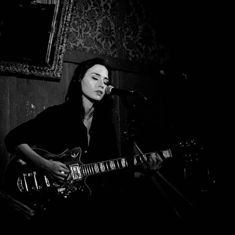 En 2019, Scagliotti lanzó su primer EP en solitario bajo el seudónimo de "La Femme Pendu" y a finales de 2020 lanzó su EP experimental 'Les Ballets Tragiques'