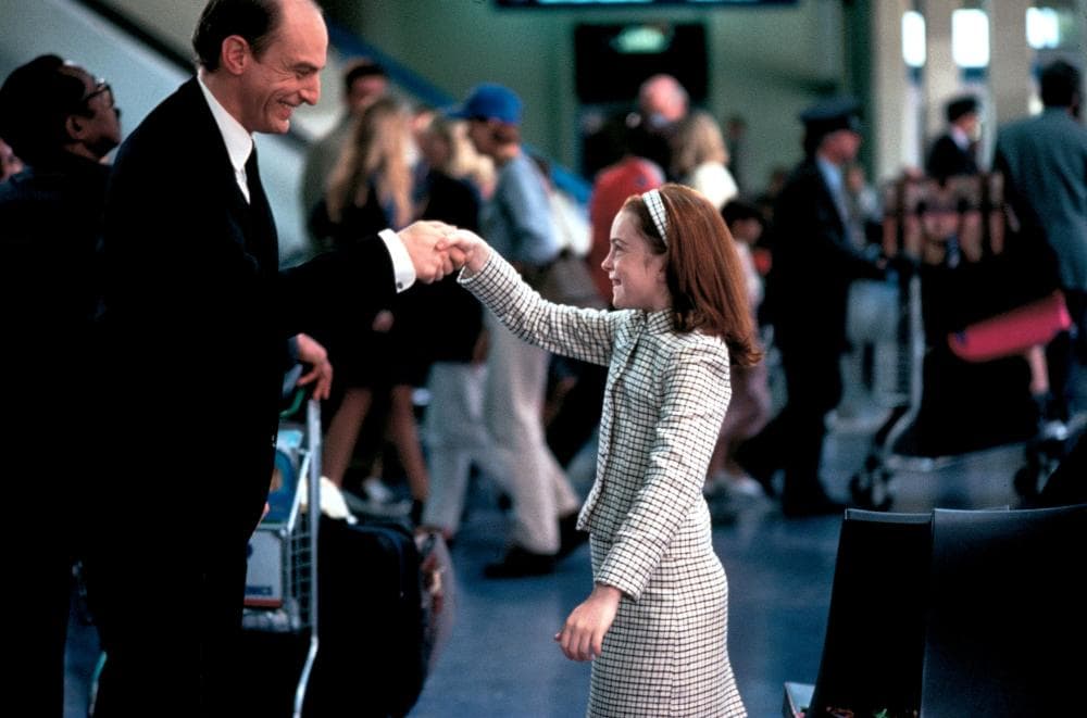 La madre y los hermanos de Lindsay Lohan salieron como extras en la secuencia en la que Hallie llega al aeropuerto de Londres.
