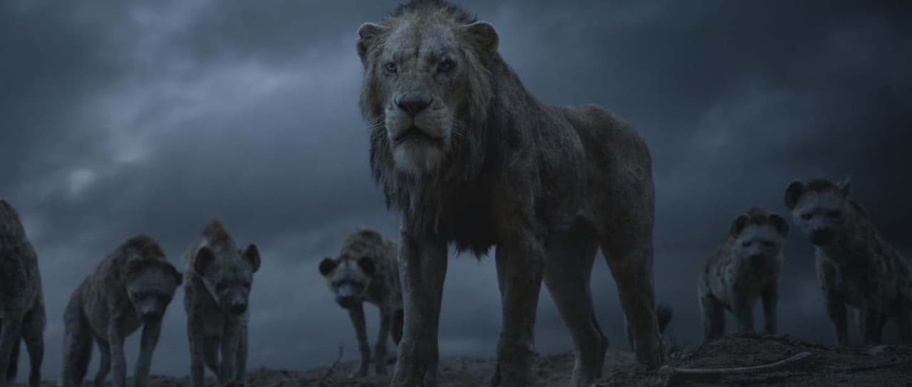 Skar y Mufasa no iban a ser hermanos. El villano iba a ser un león rechazado por la manada. Por eso su diseño es tan diferente y su nombre parece más un apodo (cicatriz). Aunque los creativos consideraron hacerla trama más intensa al hermanarlos.