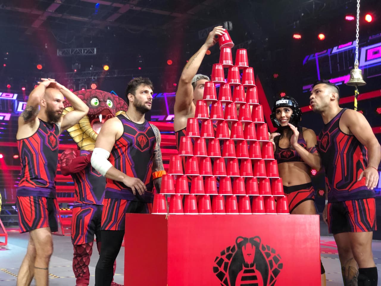 A pesar de que Leones tenían la ventaja en Escalera de Barriles, Agustín cerró ese circuito al completar la pirámide de vasos sin problemas.