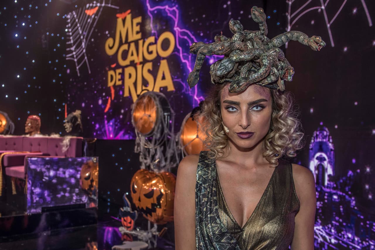 Estefanía 'la niña de los berrinches' Ahumada iba de Medusa, mira nada más qué ojos, o mejor no los veas, te puedes convertir en piedra.