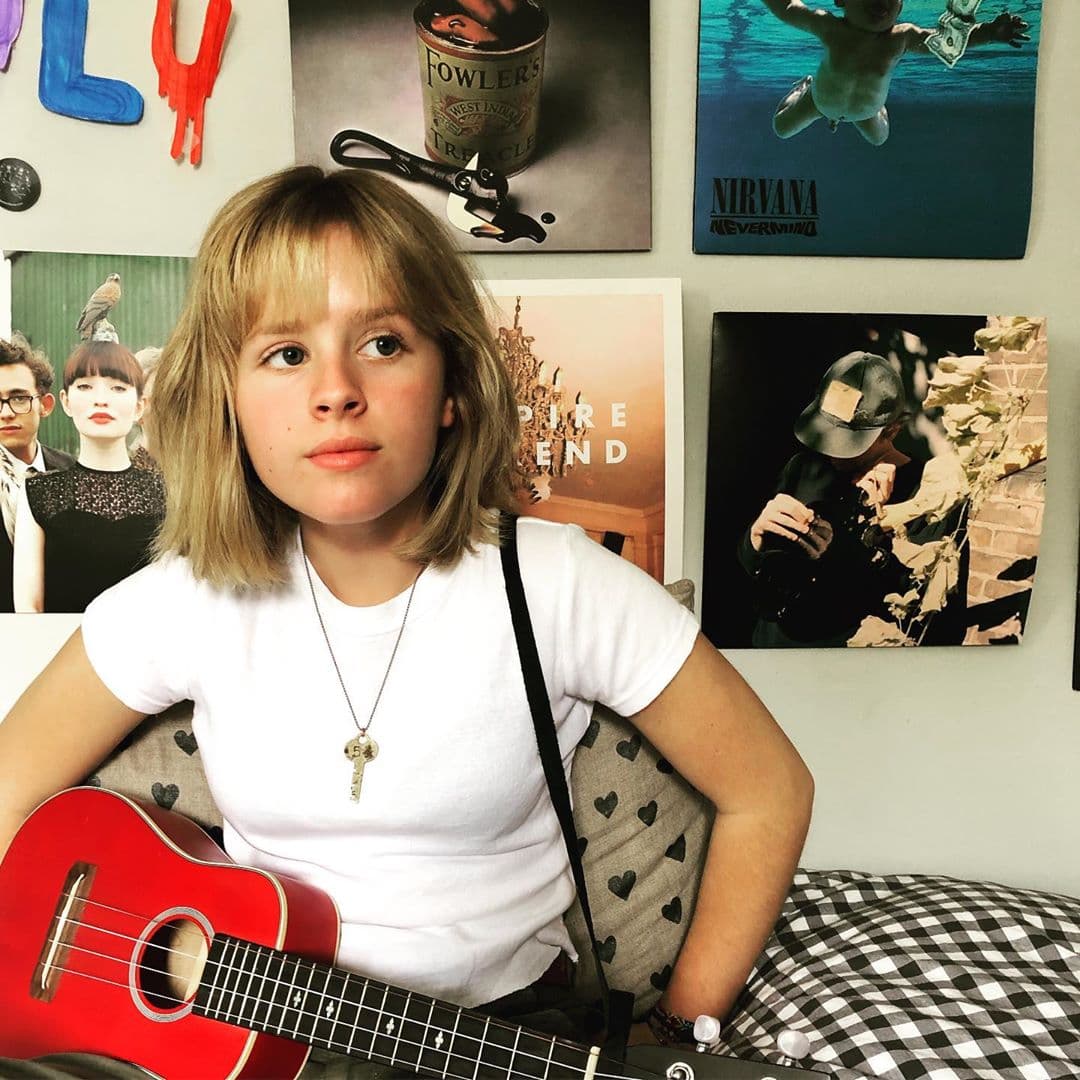 Además de actriz, Lulu también es cantante y en sus redes sociales sube videos tocando el ukelele.