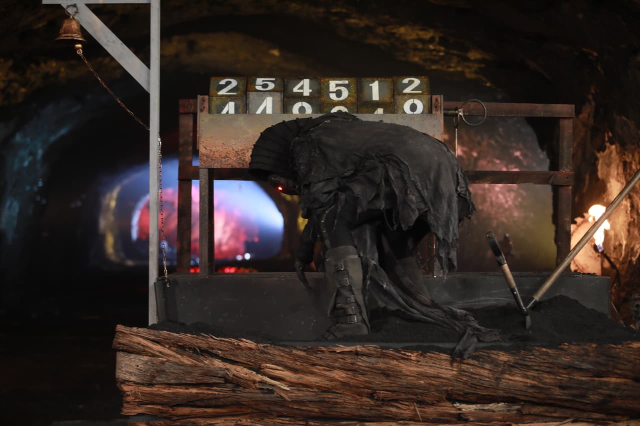 Erebus, el Dios del caos y la oscuridad, estuvo presente en las diferentes casas. En La Casa de la Tierra hizo de las suyas.