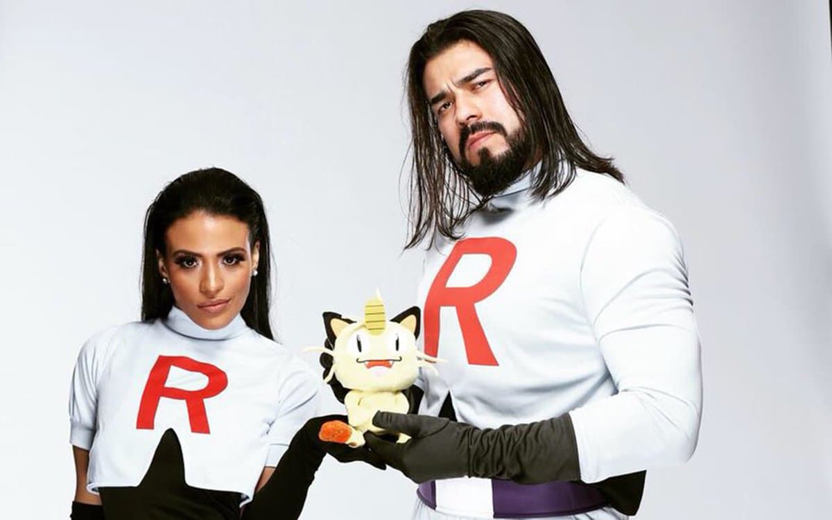 Ella es la acompañante rumbo al ring del luchador mexicano Andrade (antes conocido como La Sombra). Bueno, pues él la acompañó en un cosplay en pareja encarnando al Equipo Rocket de Pokémon.