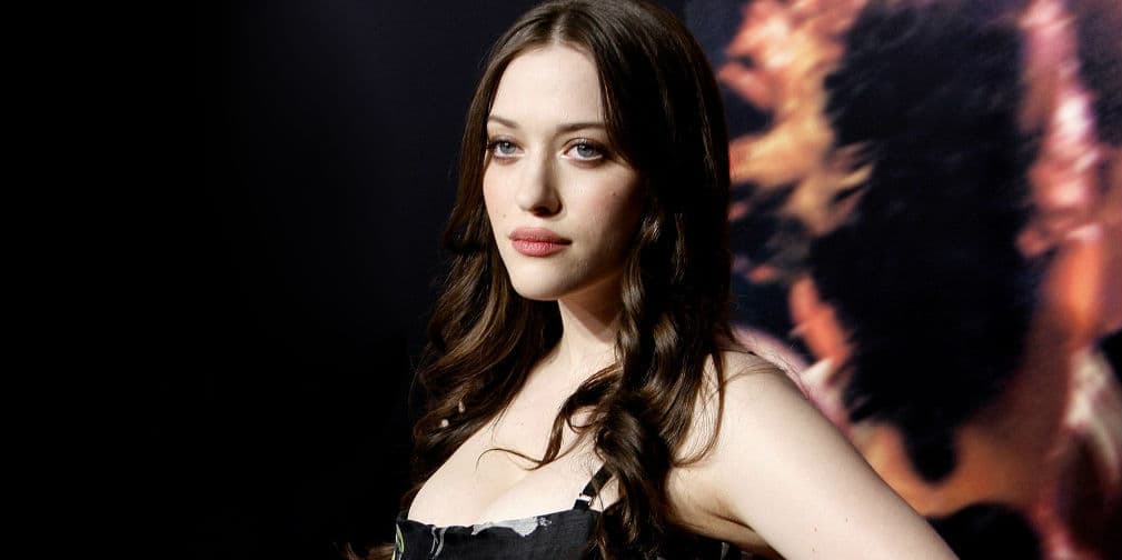 8. Kat Dennings: Una vez le dijeron que tenía que arreglarse los dientes y broncearse por era muy blanca.