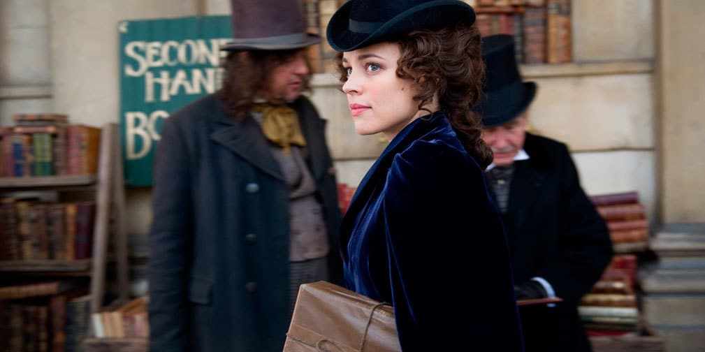 Como Irene Adler en Sherlock Holmes en 2009.