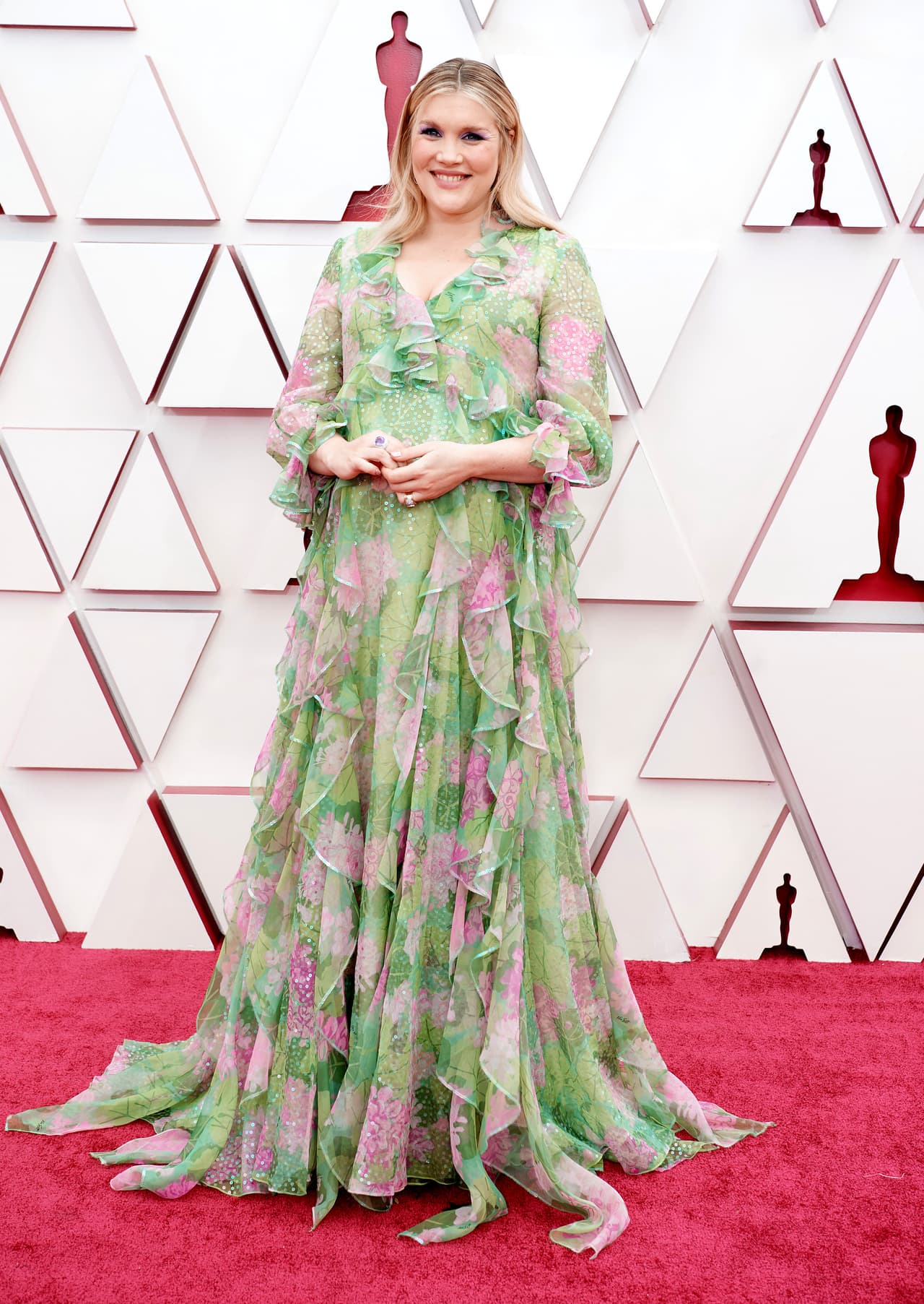 Emerald Fennell. la escritora de 
<b>Promising Young Woman </b>que ganó en la categoría de Mejor Guión, llegó con una Gucci verde con flores.