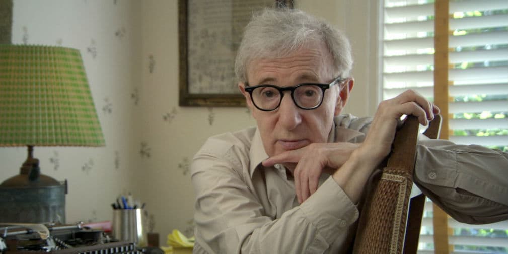 5. Woody Allen: Pide que desinfecten el avión antes de volar. Siempre embarca con mascarilla y se toma la temperatura corporal cada dos horas.