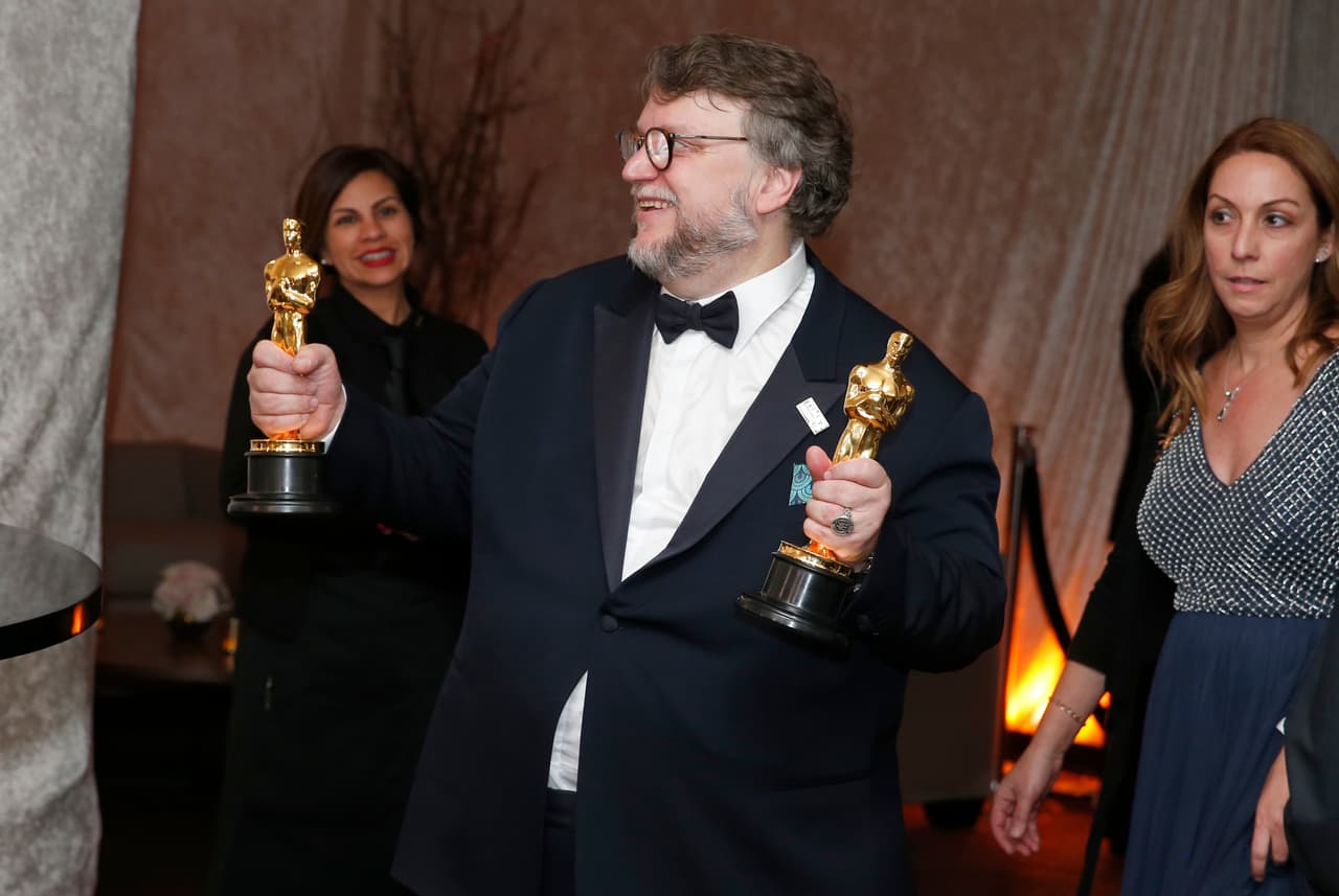 Del Toro no sólo se ofreció a pagar dichos vuelos, sino que además inspiró a marcas comerciales para apoyar a los estudiantes.