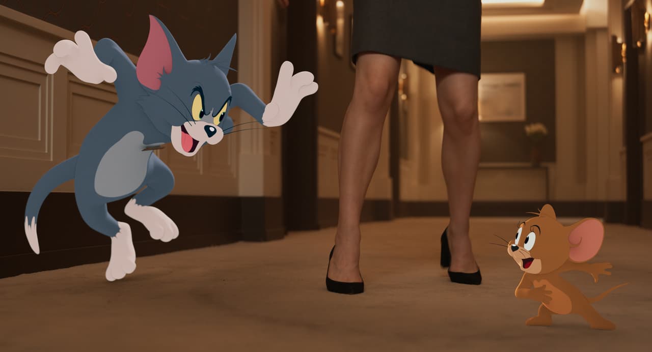 Cuando Jerry se muda al hotel más lujoso de Nueva York, en la víspera de ‘la boda del siglo’, Kayla —la organizadora del evento— contrata a Tom para deshacerse del nuevo huésped. La batalla campal entre el gato y el ratón es una amenaza potencial para destruir la carrera de Kayla, la boda y, posiblemente, al hotel mismo. El problema se agrava con la ambición diabólica de un miembro del staff, quien conspira en contra de los otros tres.